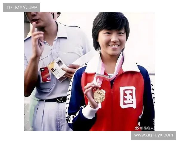 跳水队教练凌晨被粉丝堵门索签名，偶像光环真实可感