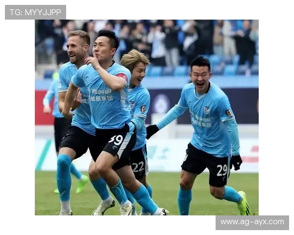 大连英博一脚精准分球令禁区瞬间活跃 大连英博一脚精准分球令禁区瞬间活跃