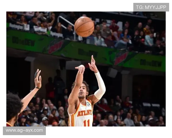 NBA特雷杨高抛传球被队友空接重扣：一次默契与训练的完美碰撞