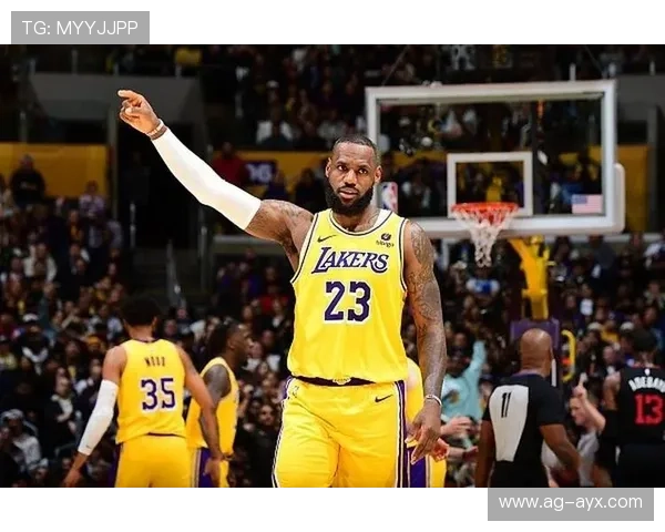 詹姆斯在篮下高举高打得分，湖人稳定推进