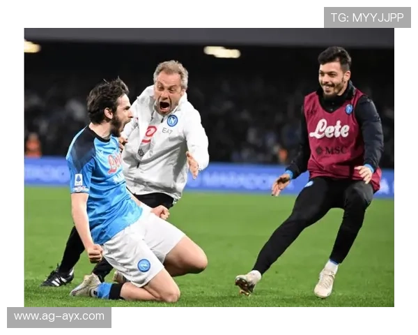 克瓦拉茨赫利亚：连续过人制造混乱，直塞助攻队友破门