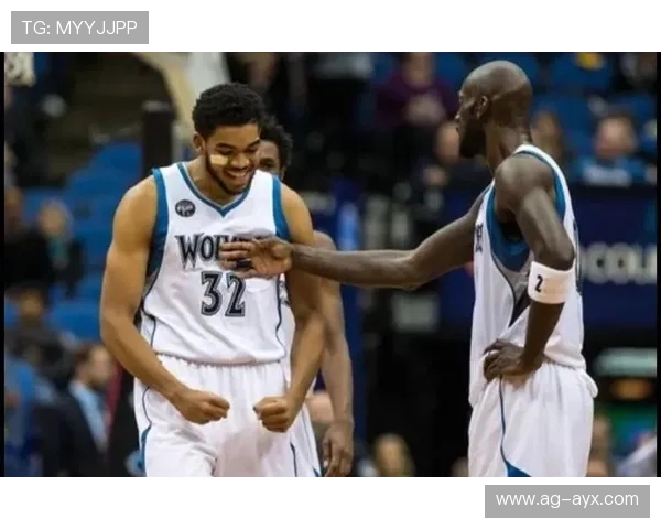 唐斯背身强攻扛着对手得分,森林狼士气大涨 唐斯背身强攻扛着对手得分,森林狼士气大涨