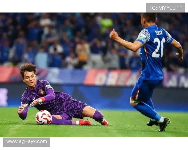 上海海港锁定杨希，右路回追抢断成亮点